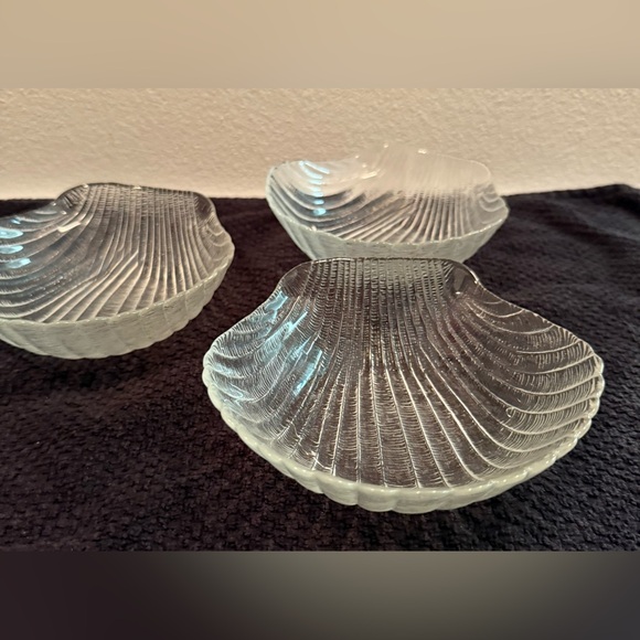 3 Arcoroc Coquillage glass shell-shaped plates. 6” - Picture 2 of 15